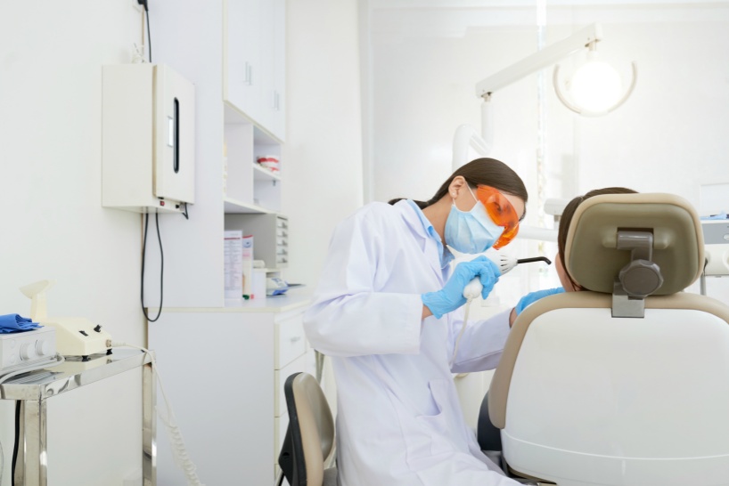 歯科医師の女性は悩みが尽きない。辞めたい場合の解決方法
