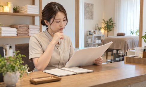 サロンで契約書類と予約を確認するエステティシャンのイメージ